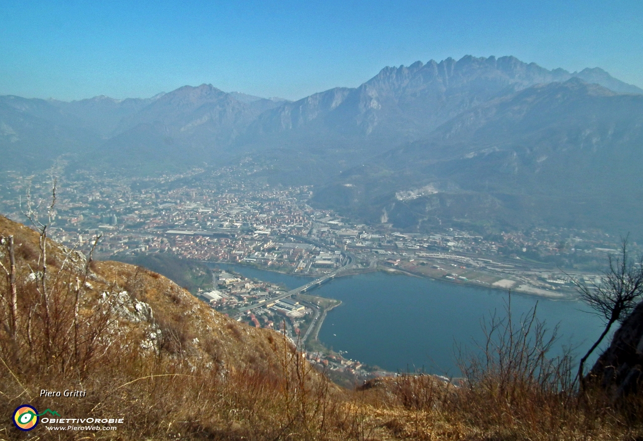 21 vista su Lecco, il Resegone e il Due Mani.....JPG